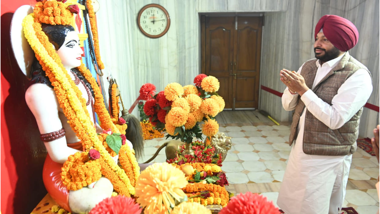 Union Minister of State for Railways Ravneet Singh visited Guru Gorakhnath of Gorakhpur.