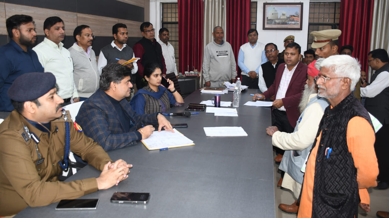 Gorakhpur divisional commissioner stopped salary of 4 COs, 28 Naib Tehsildars during Total Solution Day