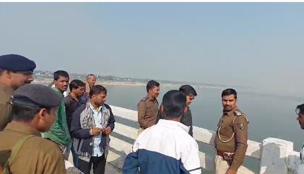 The young man parked his bike and jumped into the Ganga from Veer Kunwar Singh Bridge