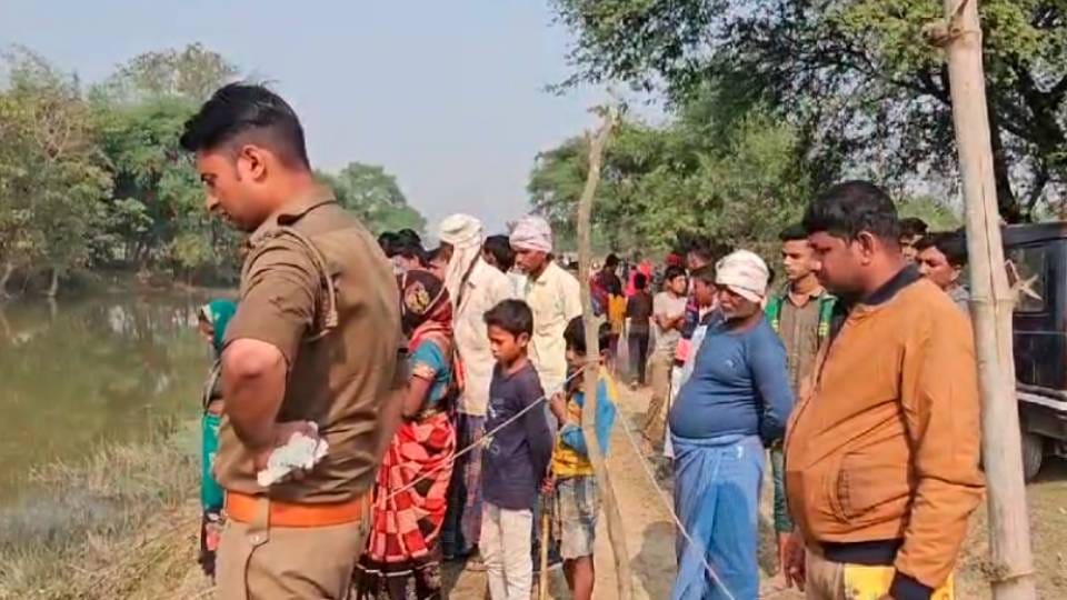 body of woman soaked in blood was found near drain in Shravasti with injury marks on her face and neck