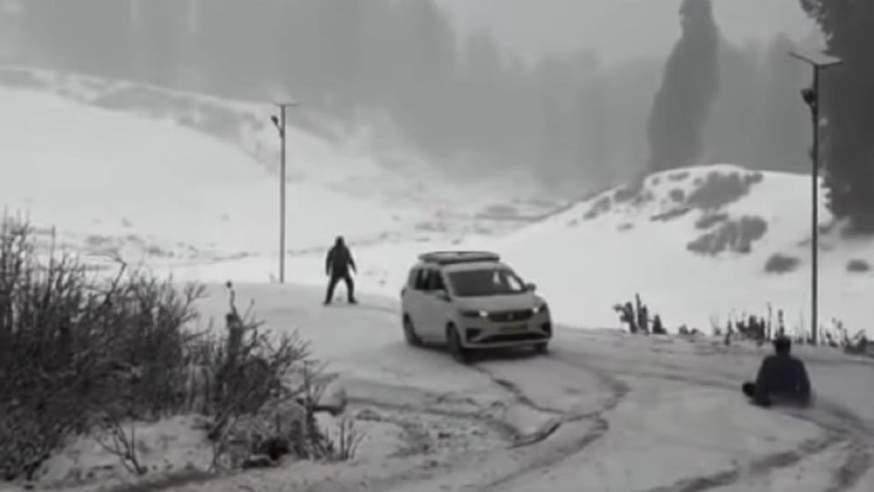 Snowfall in Jammu and Kashmir Vehicles skidded on the roads many routes including Mughal Road closed