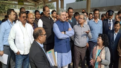 झूंसी रेलवे स्टेशन पर निरीक्षण करते रेल मंत्री अश्विनी वैष्णव।