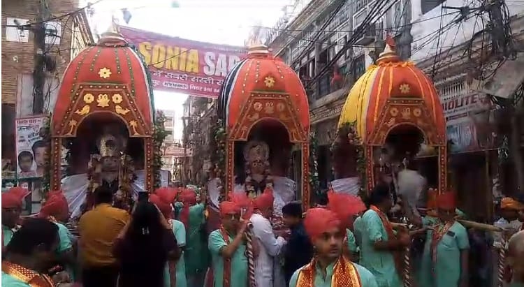 Lord Jagannath Dau Balaram and Maa Subhadra set out on a city tour Shri Gopal Ji Mandal took out a Doli Yatra