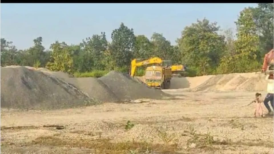 BMS company was storing and transporting illegal ballast without permission in Bijapur