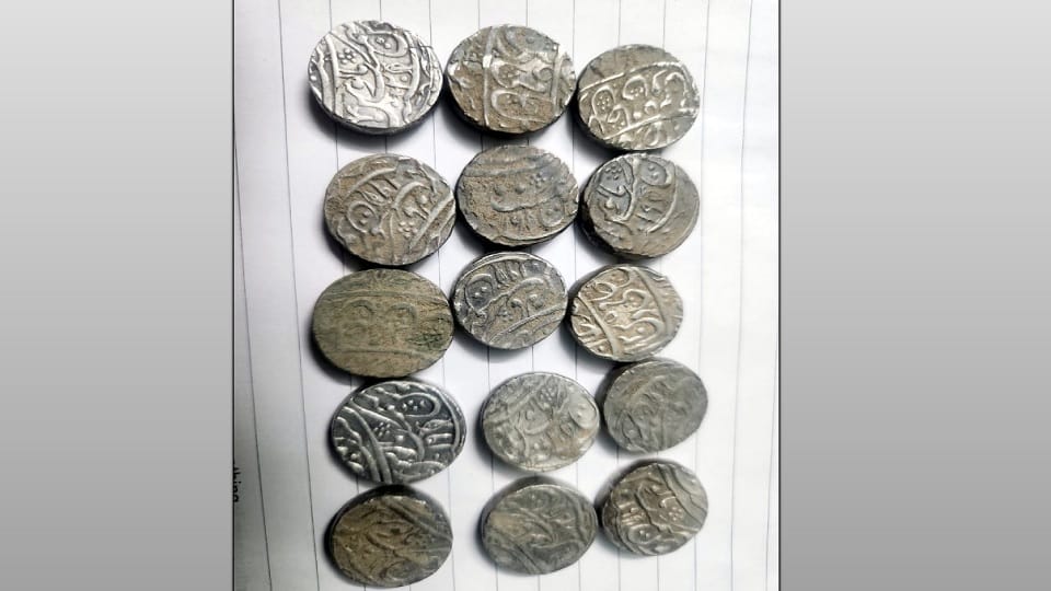 Bijnor: Historical silver coins found in excavation, it is written that year is 1191...