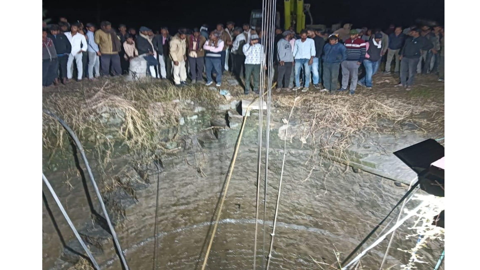 मंदसौर में किसान को बचाने की कवायद देर रात तक चलती रही