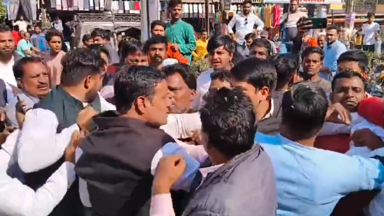 Neemuch: Youth Congress leaders clashed in front of the state president
