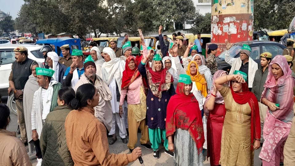 Noida Farmer Protest Police arrested 20 women and farmers who reached Pari Chowk