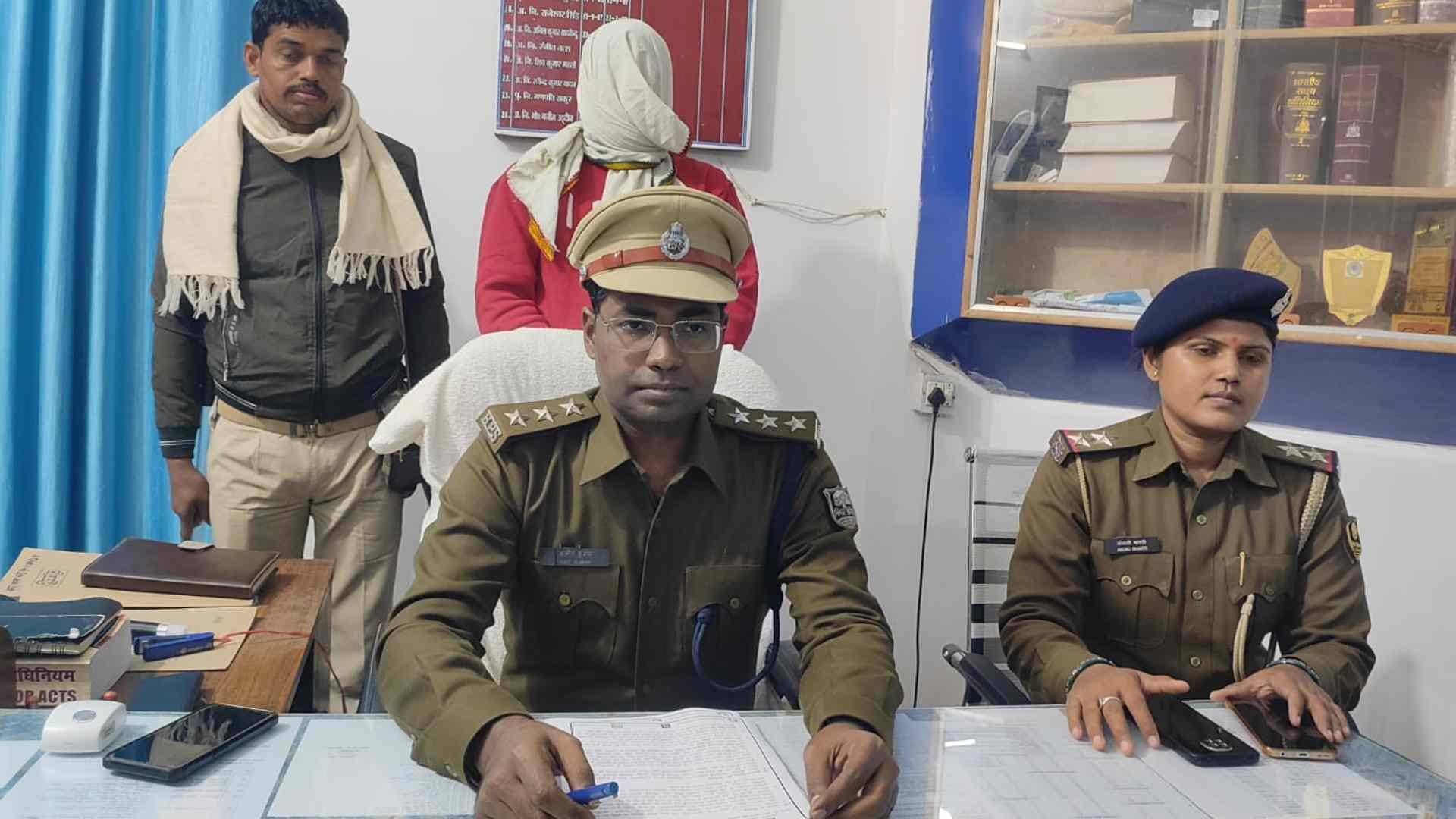 पुलिस की गिरफ्त में आरोपी