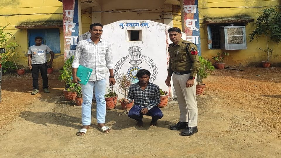 पुलिस की गिरफ्त में आरोपी