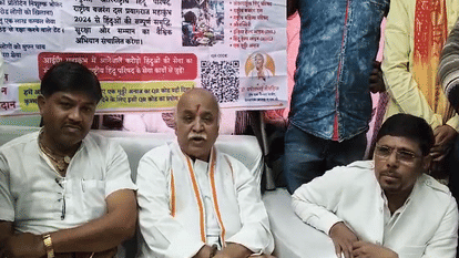 पत्रकारों से बातचीत करते अंतराष्ट्रीय हिंदू परिषद के राष्ट्रीय अध्यक्ष प्रवीण तोगड़िया