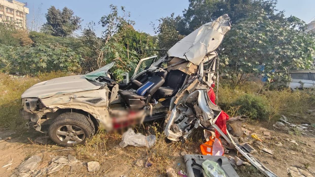 horrific accident in Lucknow wife died her husband condition is critical