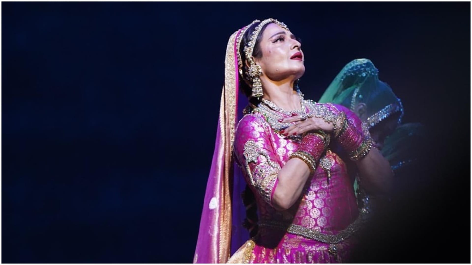 Rekha mentions indirectly amitabh bachchan on the great indian kapil show and praised him