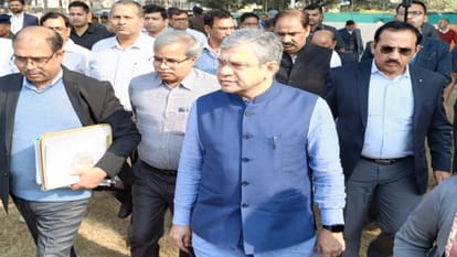 रेल मंत्री अश्विनी वैष्णव प्रयागराज पहुंचे।