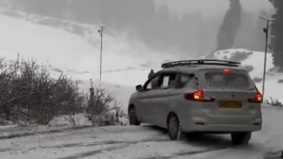 Snowfall in Jammu and Kashmir Vehicles skidded on the roads many routes including Mughal Road closed