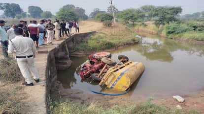 Water tanker overturned after going out of control driver Naresh Sahu aka Chhote Lal died on spot in Kabirdham