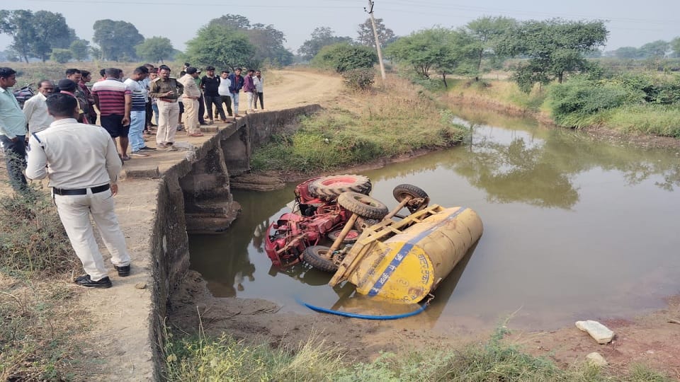 टैंकर पलटने से चालक की मौत