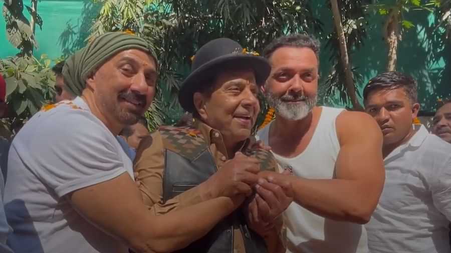 Dharmendra celebrated his Happy Birthday cutting cake with sunny deol and boby deol