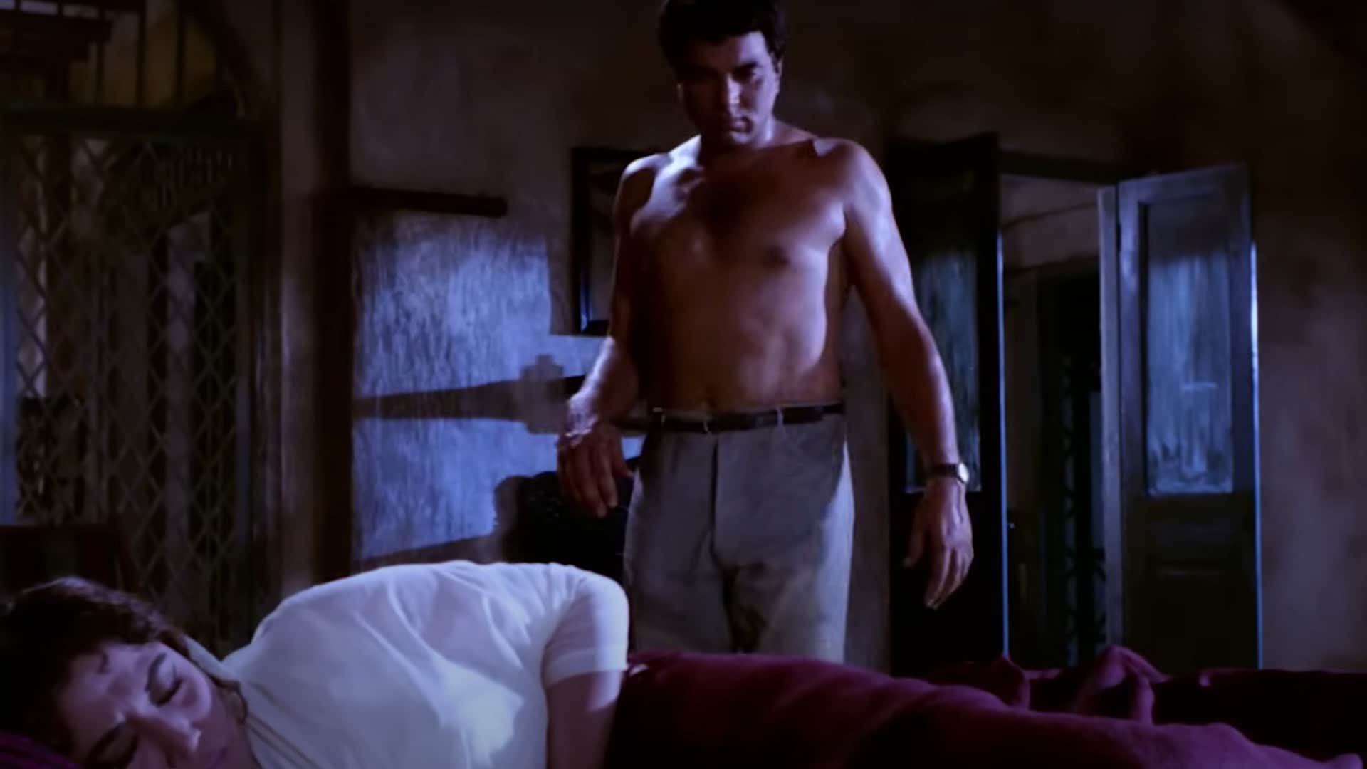 Dharmendra Birthday actor started Shirtless Trend in Bollywood know about his Intimate scenes