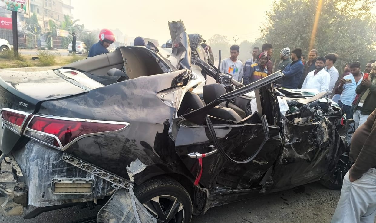 Bihar: 2 people died in an accident on Sonpur Highway, truck hit a car; Condition of two is critical, Vaishali