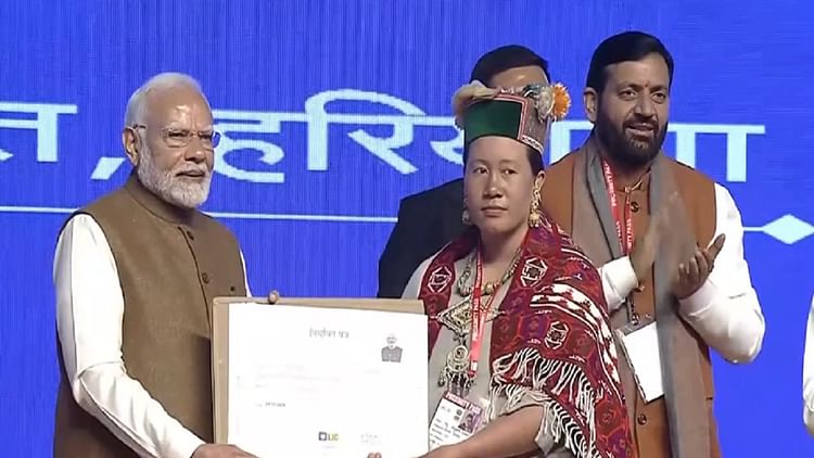 LIC बीमा सखी योजना: रात तक नाम थे दस, आखिरी इंटरव्यू में चयन हुआ पांच का; पीएम मोदी ने किए नियुक्ति पत्र भेंट