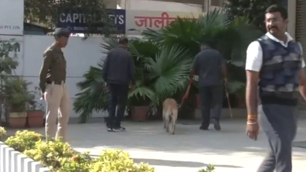 Maharashtra bomb threat mail was received at Hotel Dwarkamai Nagpur Teams of Bomb Squad Police are at the spot