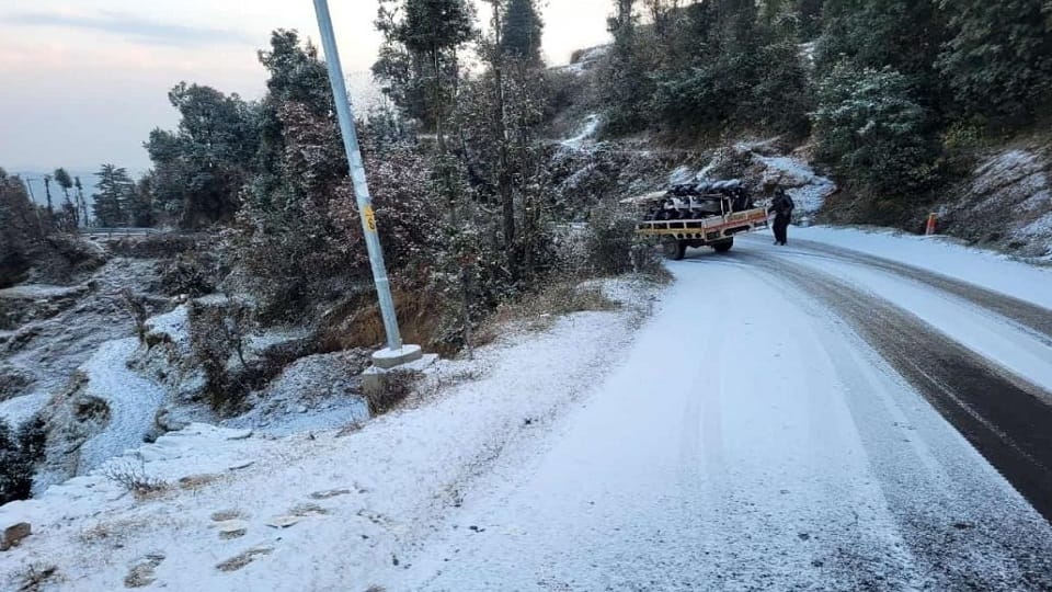 First snowfall of the season in Paharpani and Dhanachuli of Nainital district