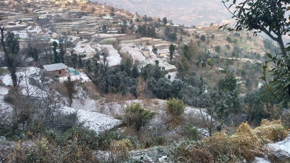 First snowfall of the season in Paharpani and Dhanachuli of Nainital district