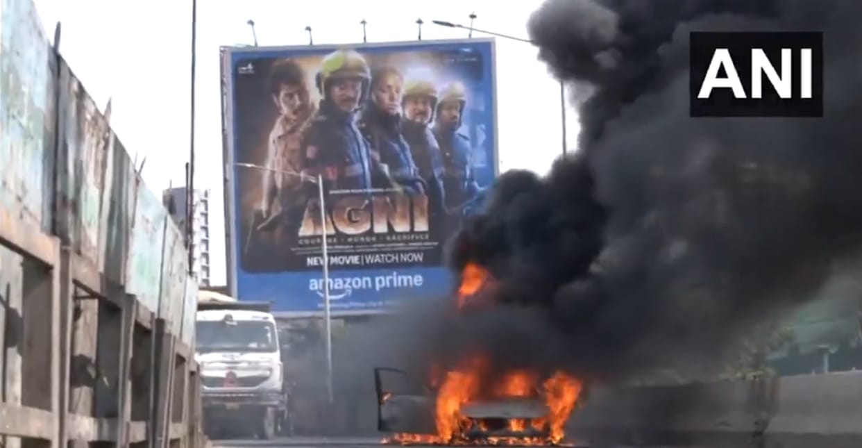 Car caught fire and burnt to ashes on Jogeshwari Bridge in Mumbai Maharashtra