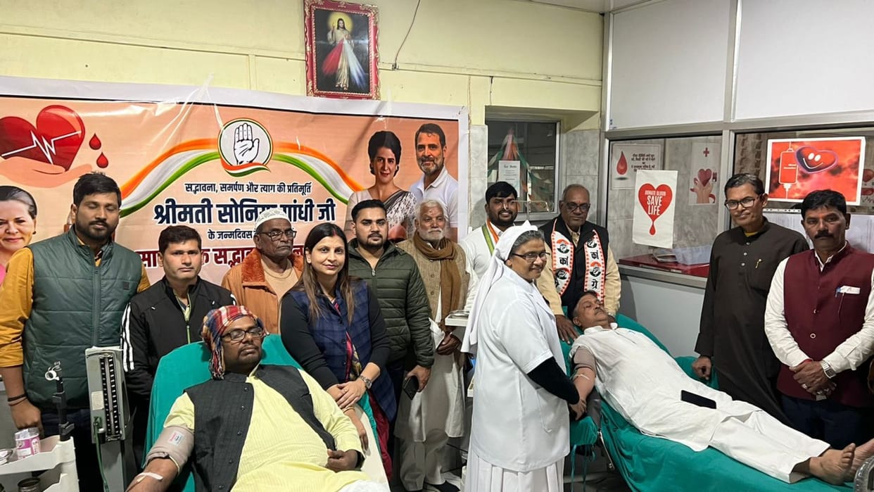 Congress workers donated blood, celebrated former national president's birthday