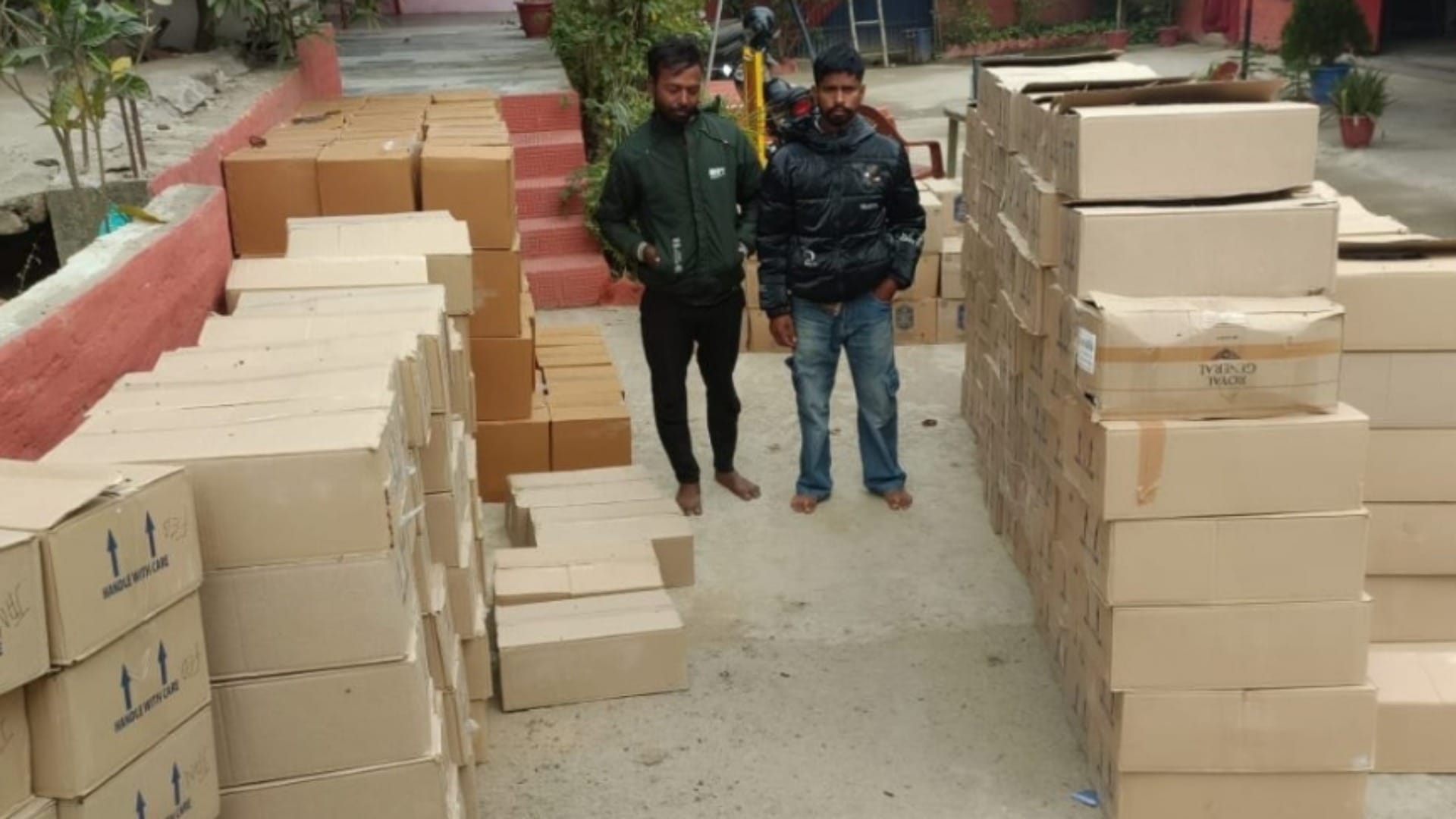 Darbhanga News: 345 boxes of illegal foreign liquor seized from UP number truck, two smugglers arrested