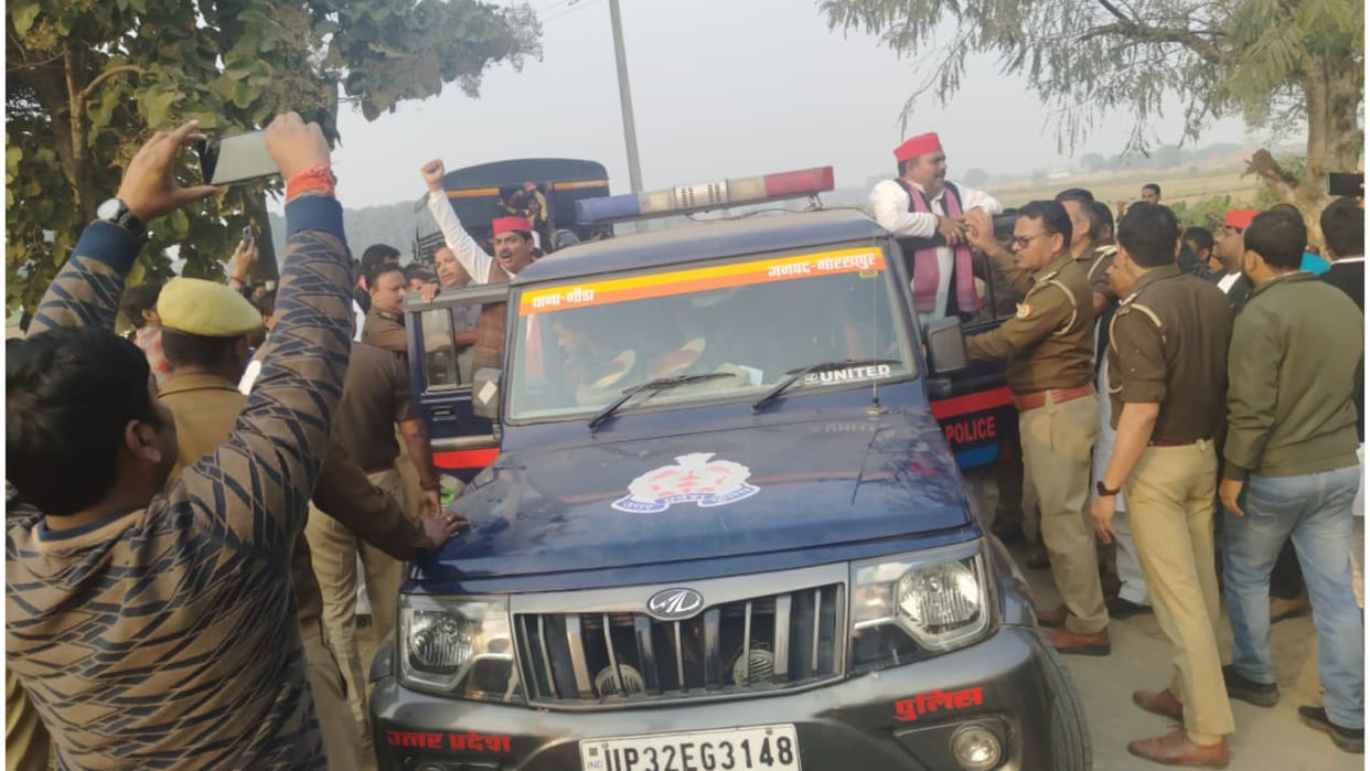 SP leaders were going to Amtaura village in Gorakhpur, police detained everyone.