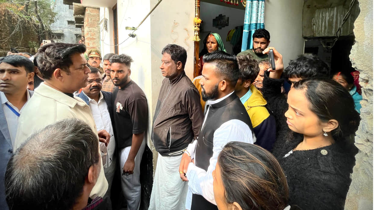 MP Ravi Kishan met the family of the victim of Gorakhpur Mohaddipur road accident.