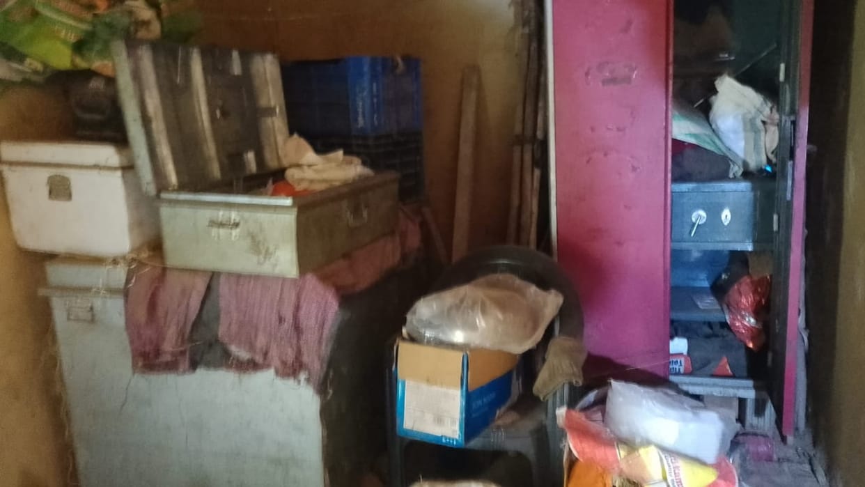 Miscreants looted five lakh rupees along with cash and jewelery by holding a knife on the neck of an innocent