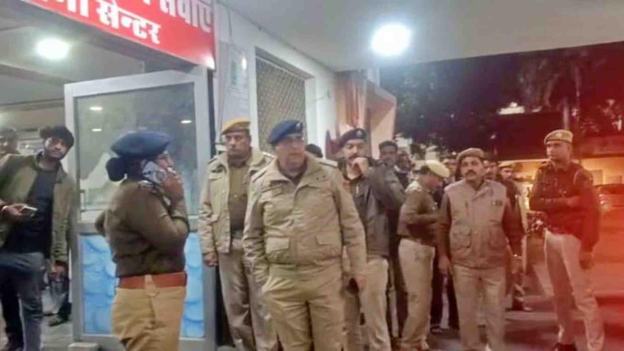 Chittorgarh: After shooting a woman constable, the constable also fired his service revolver at himself