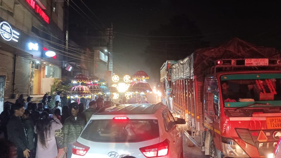 Jam due to marriage procession on the road between Dewal Chaud and STH Haldwani