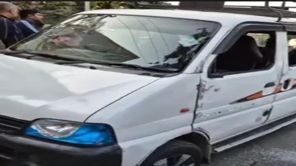 The driver of the school car spoke obscenely in front of girl students was also accused of advising to rape