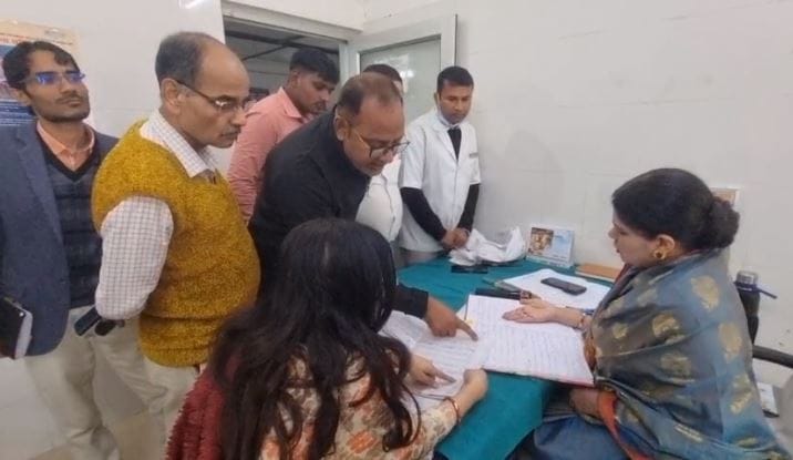 Vice President of Women Commission district hospital bhadohi dirty bed sheets staff signature missing