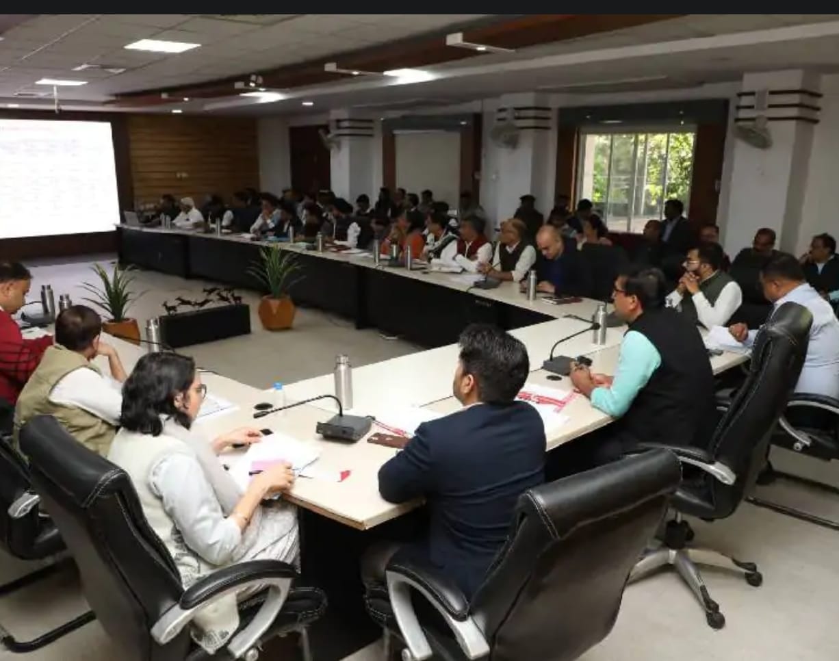 Indore: Work not done within the deadline, Collector imposed penalty on 12 officers who delayed