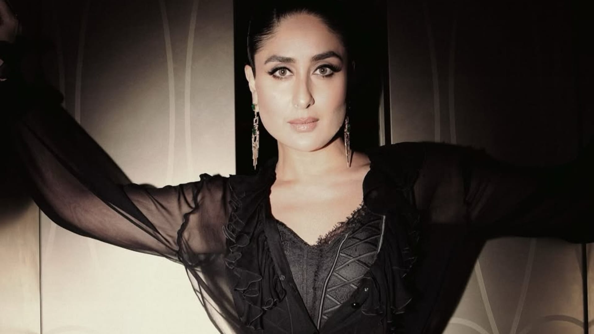 Kareena Kapoor Khan Viral Video Dance on Akon Song Chammak Challo At Event goes popular on social media