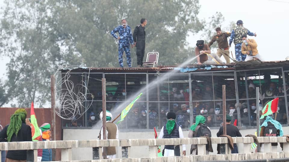 Kisan Andolan Photos Farmers Stopped Again from Entering Haryana, Police Use Pepper Spray News In Hindi