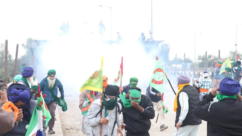 Kisan Andolan Photos Farmers Stopped Again from Entering Haryana, Police Use Pepper Spray News In Hindi