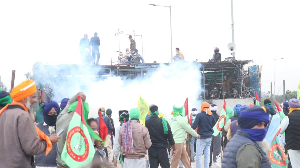 Kisan Andolan Photos Farmers Stopped Again from Entering Haryana, Police Use Pepper Spray News In Hindi