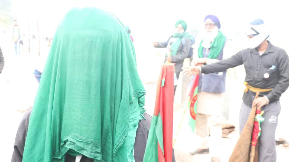 Kisan Andolan Photos Farmers Stopped Again from Entering Haryana, Police Use Pepper Spray News In Hindi