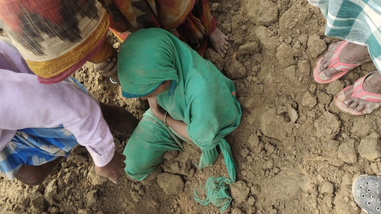 Kishanganj: Soil suddenly collapsed during excavation by JCB; 3 women and child buried, innocent child died