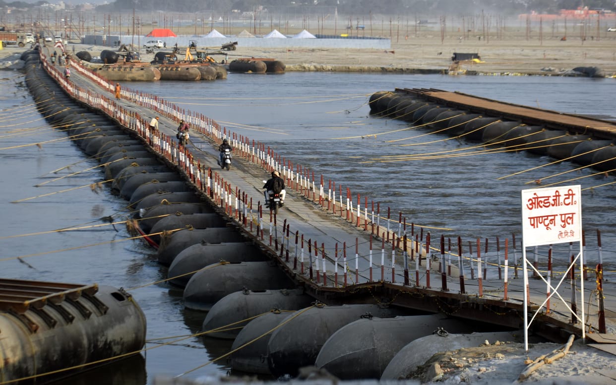 Only one pontoon bridge out of 30 is operational, jam all day long, camps are being set up on the sand.