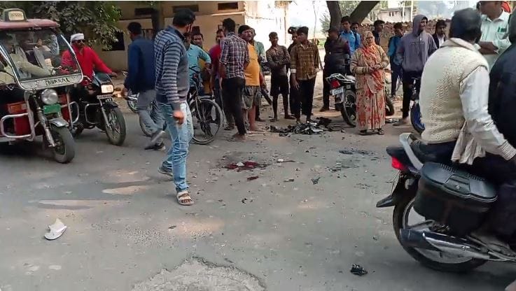 Tragic accident in Mirzapur Two bikes collide three people injured young man dead family members chaos