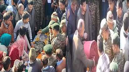 Martyr Akshay Kapoor:  Wife gave bid adieu to husband in bridal attire, mother put garland of currency notes o