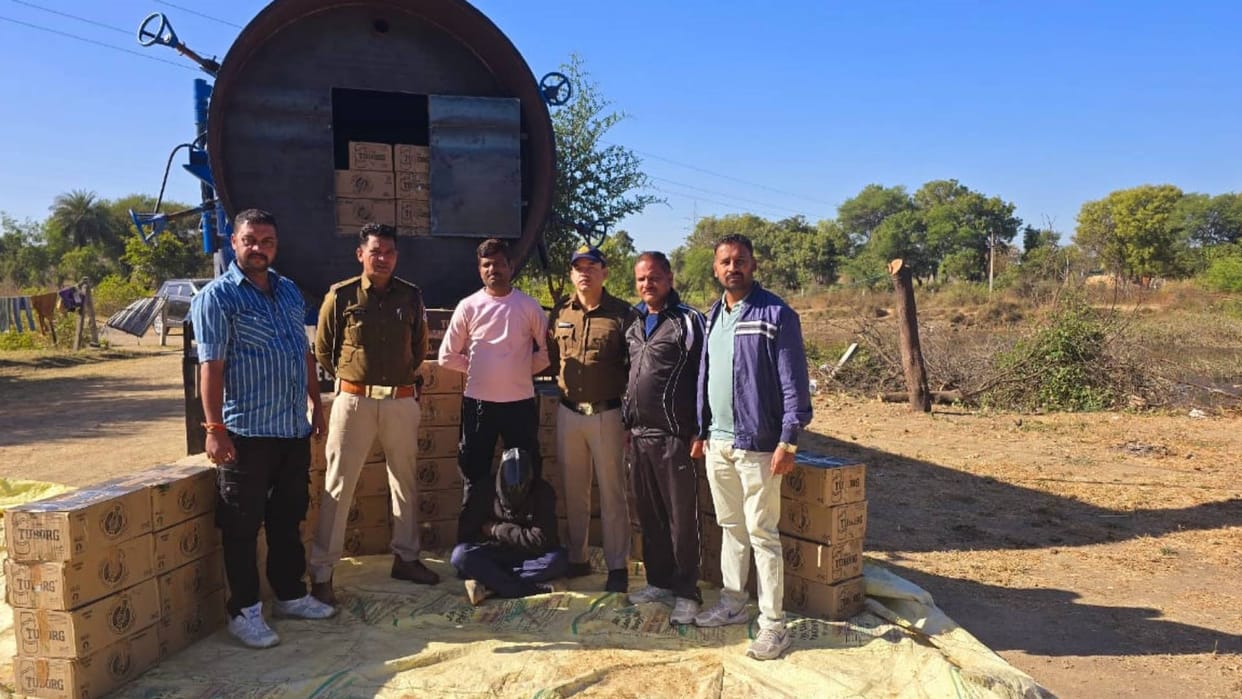Mandsaur News 506 boxes of illegal liquor worth 50 lakhs seized from vacuum tanker one accused arrested