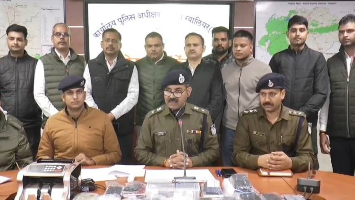 Gwalior Crime Branch action Simultaneous raid on three locations of Mahadev Satta App 14 accused arrested